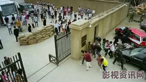 战狼2非洲拍摄纪实，对面大楼突发警报，人群涌出街道封锁